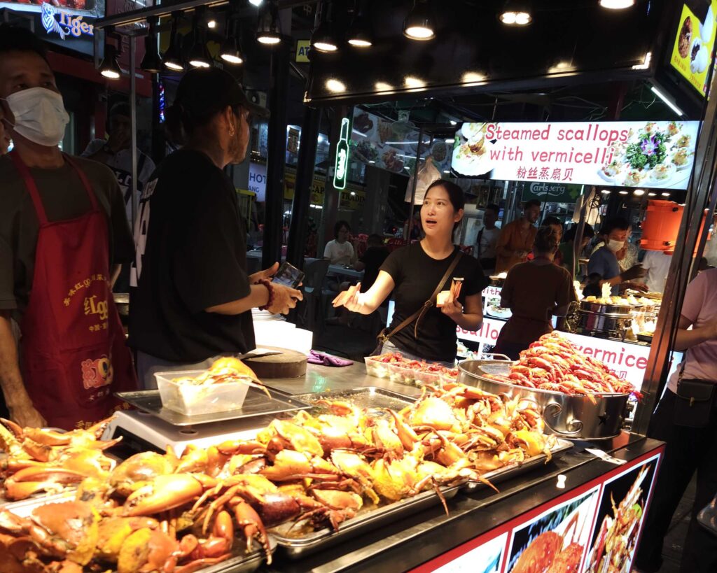 Backpackers et cheap food, such as Vermicelli noodles, at Singapore Hawker centres