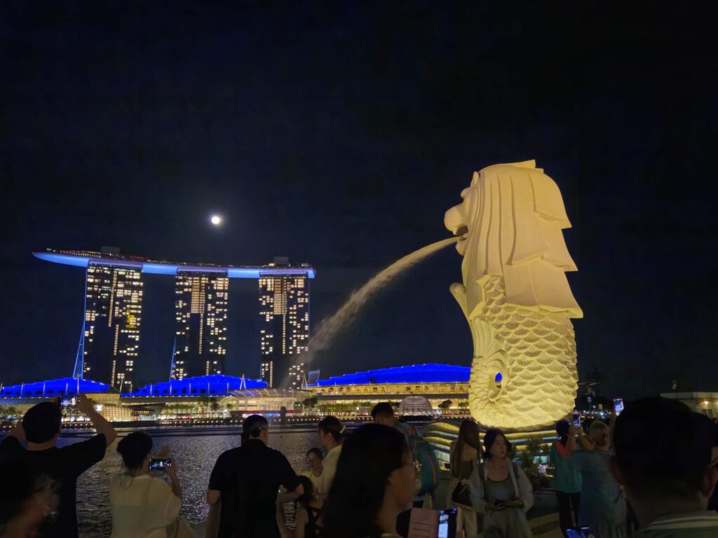 View of Singapore Merlion with Marina Bay Sands in background, a top attraction when visiting Singapore on a budget