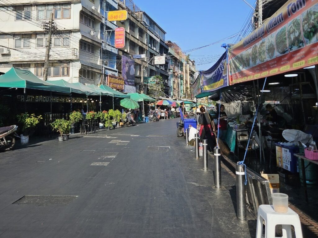 Busy street market on Phra Arhit road, Bangkok